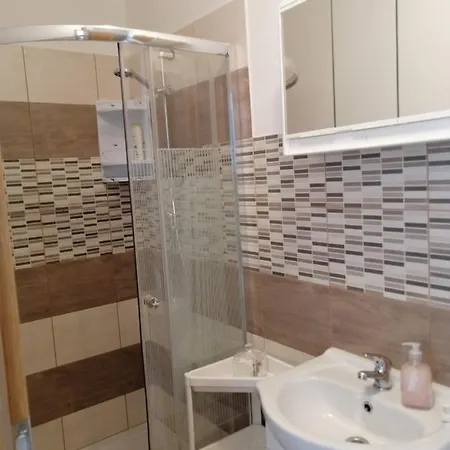 Sobe Pri Rozi * Postojna