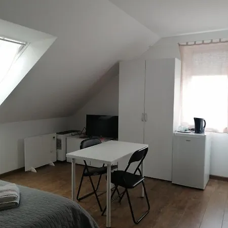 Quarto em Acomodações Particulares Sobe Pri Rozi *