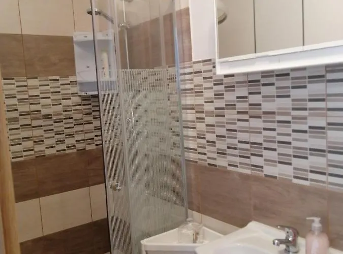 Sobe Pri Rozi * Postojna