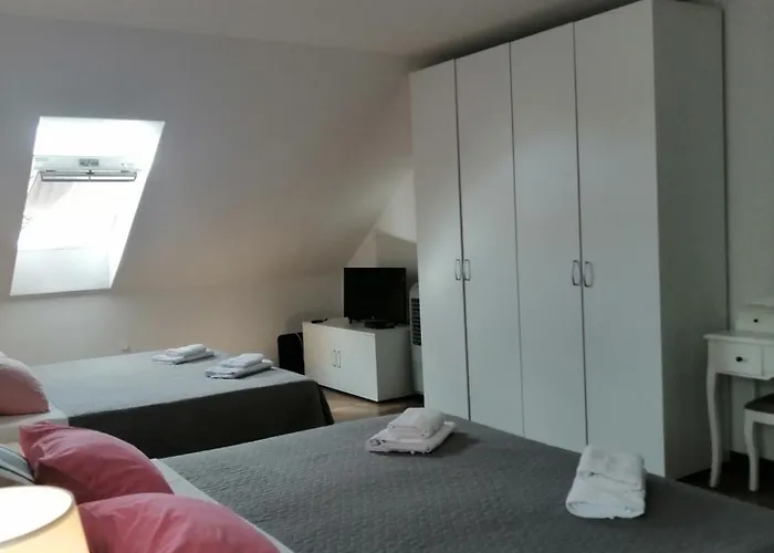 Sobe Pri Rozi * Postojna